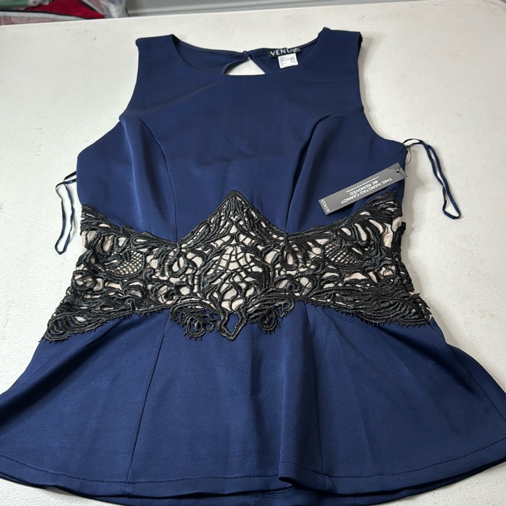 Beautiful women’s dress blouse size medium never worn with tags